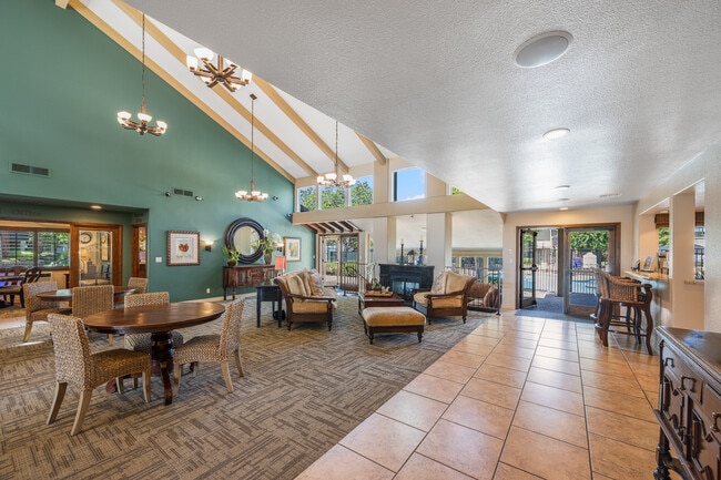 Pinecreek Village Apartments in Costa Mesa, CA - Foto de edificio - Building Photo