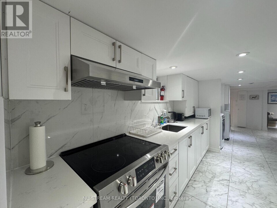 119 Lascelles Blvd in Toronto, ON - Building Photo