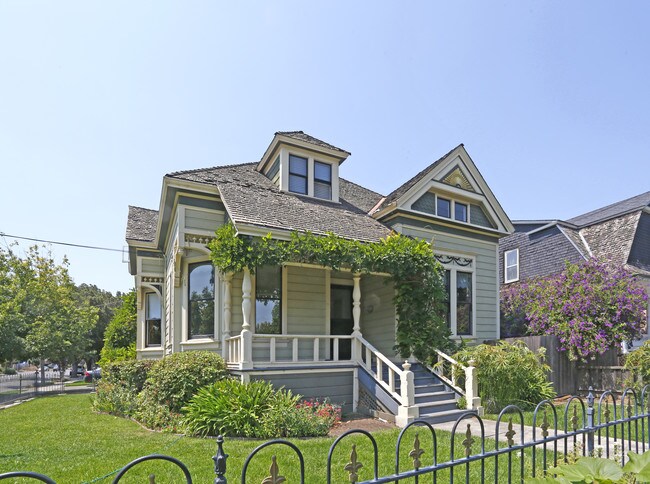 906 Monroe St in Santa Clara, CA - Foto de edificio - Building Photo