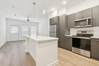 Vistas at Thousand Oaks in San Antonio, TX - Building Photo - Building Photo