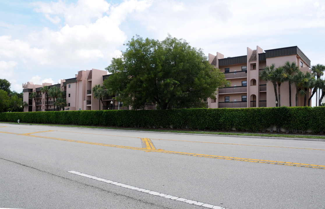 Presidential Golfview in West Palm Beach, FL - Building Photo