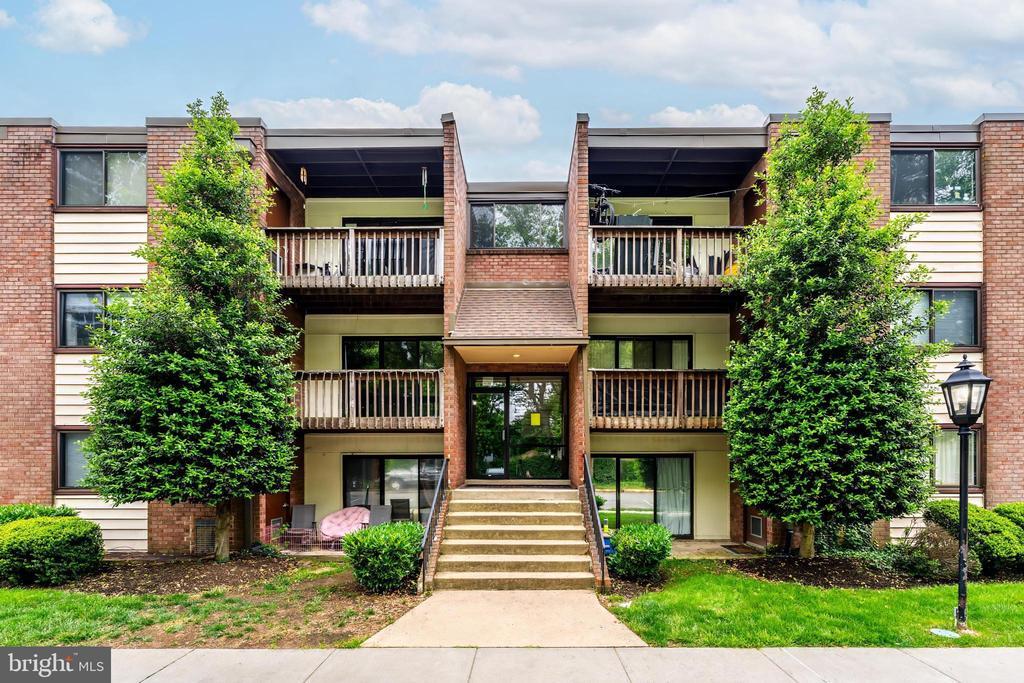 10723 West Dr in Fairfax, VA - Foto de edificio