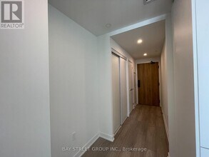 1 Fairview Rd E in Mississauga, ON - Building Photo - Building Photo