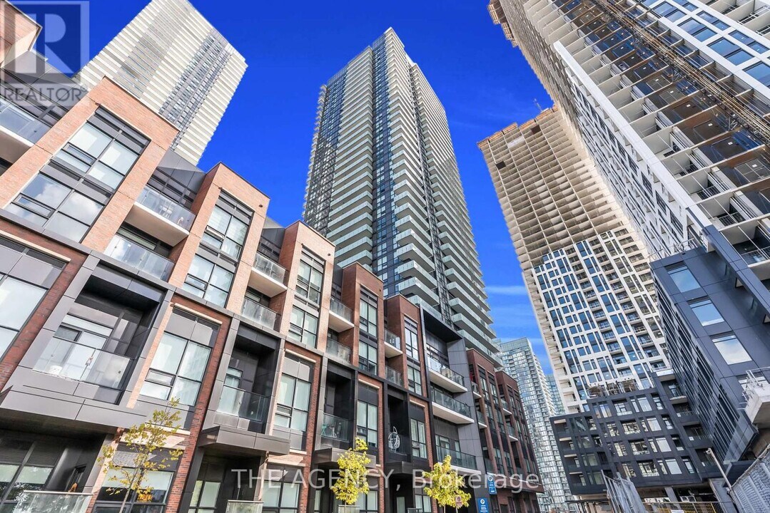 4130 Parkside Village Dr in Mississauga, ON - Building Photo