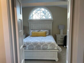 4 Sycamore Ln in West Hartford, CT - Building Photo - Building Photo