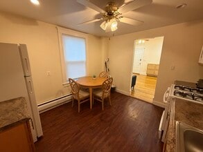 67 Oak St, Unit 1 in Somerville, MA - Foto de edificio - Building Photo