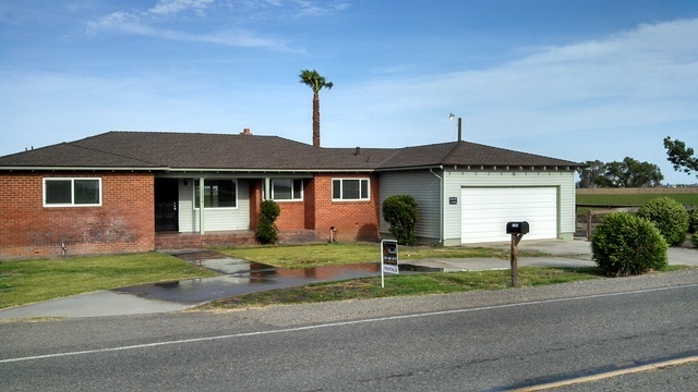 16854 Cozzi Ave in Dos Palos, CA - Building Photo