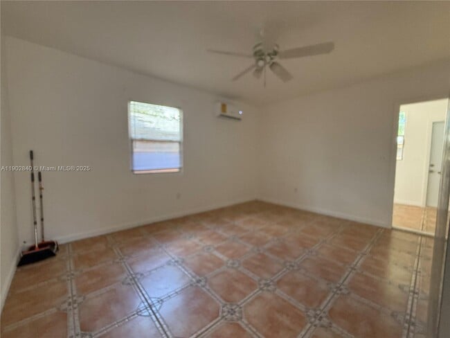 906 SW 14th Ave in Miami, FL - Foto de edificio - Building Photo