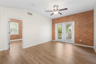 2010 E Palm Ave in Tampa, FL - Building Photo