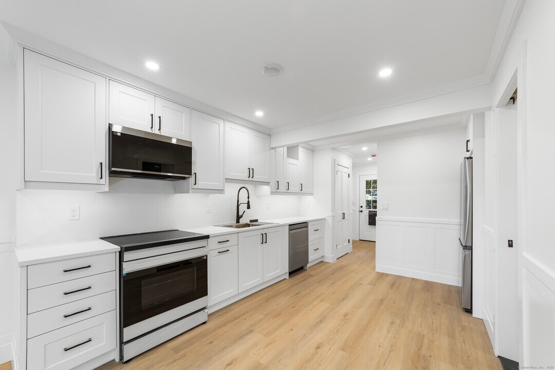 245 Unquowa Rd in Fairfield, CT - Building Photo