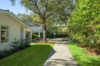 5840 SW 91st St in Pinecrest, FL - Building Photo - Building Photo
