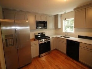 66 Goodhue Rd in Derry, NH - Foto de edificio - Building Photo