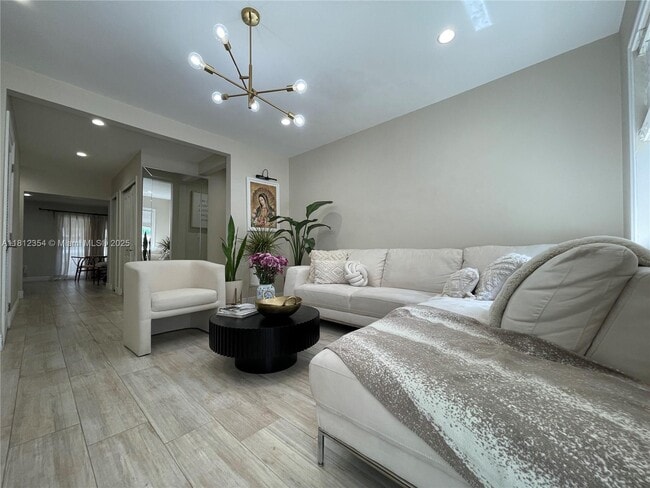 557 De Leon Dr in Miami Springs, FL - Building Photo - Building Photo