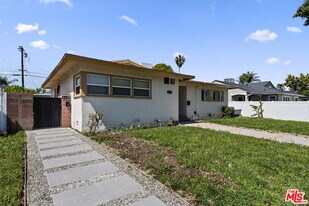 6229 Sylvia Ave in Los Angeles, CA - Building Photo