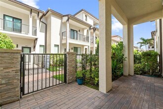 4612 NW 83rd Pkwy in Doral, FL - Building Photo - Building Photo