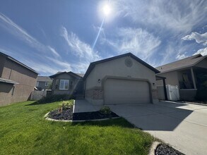4931 W Berry Creek Dr in Riverton, UT - Building Photo - Building Photo