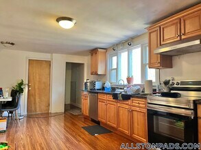 26 Greylock Rd in Boston, MA - Foto de edificio - Building Photo