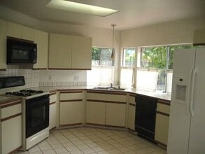 130 Pinana St in Kailua, HI - Building Photo - Building Photo