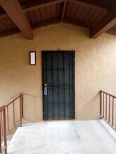 1040 W MacArthur Blvd, Unit 16 in Santa Ana, CA - Foto de edificio - Building Photo