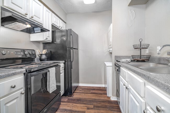 Stratton Park Apartments in San Antonio, TX - Foto de edificio - Building Photo