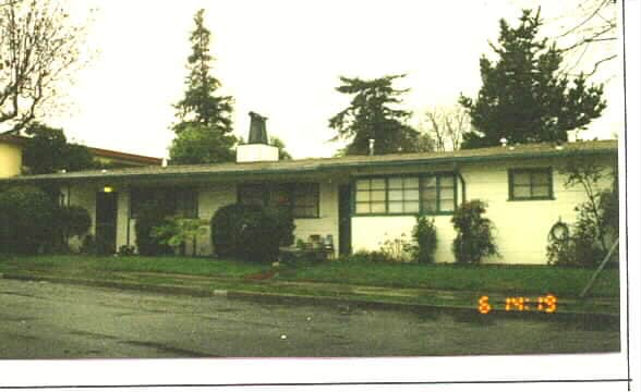 735 N Claremont St in San Mateo, CA - Foto de edificio - Building Photo