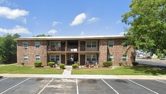 801 Wildcat Dr in Abbeville, LA - Building Photo