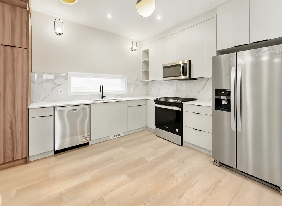 9303-9123 123 Ave NW in Edmonton, AB - Building Photo