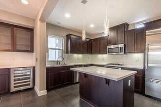 465 Magritte Way in Mountain View, CA - Foto de edificio - Building Photo