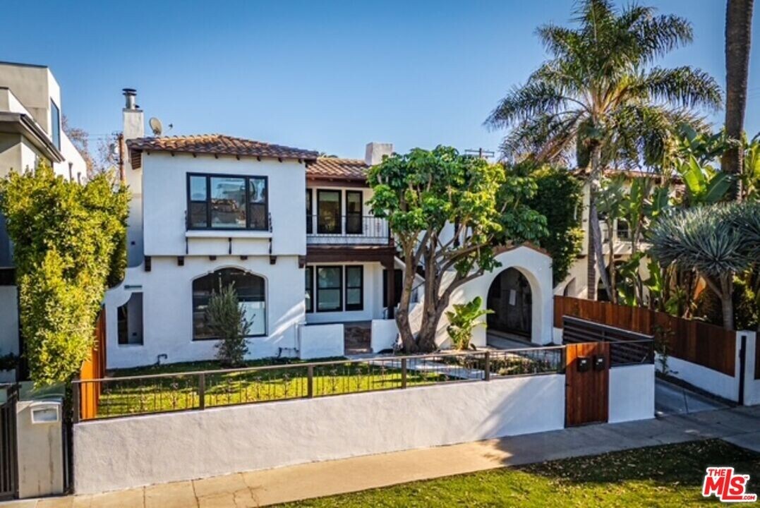 322 Croft Ave in Los Angeles, CA - Building Photo