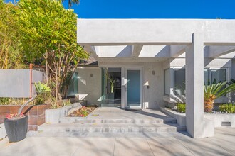 13741 1/2 Mulholland Dr in Beverly Hills, CA - Building Photo - Building Photo