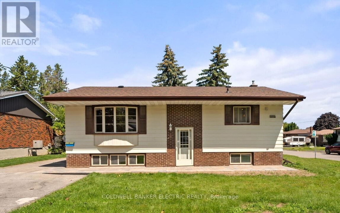 8B Pottinger St in Kawartha Lakes, ON - Building Photo