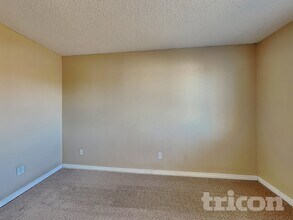 5045 S Ventura St in Aurora, CO - Foto de edificio - Building Photo