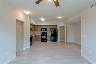 Banyan Court in Lake Worth, FL - Building Photo - Interior Photo