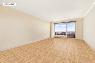 45 E 89th St in New York, NY - Building Photo