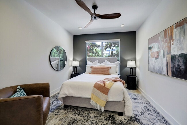 2137 Pelham Dr in Houston, TX - Foto de edificio - Building Photo