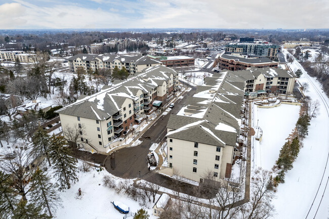5225 Grandview Sq in Edina, MN - Foto de edificio - Building Photo