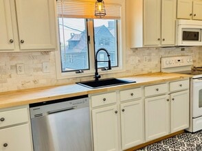 142 Broad St, Unit 402 in Norwich, CT - Building Photo - Building Photo