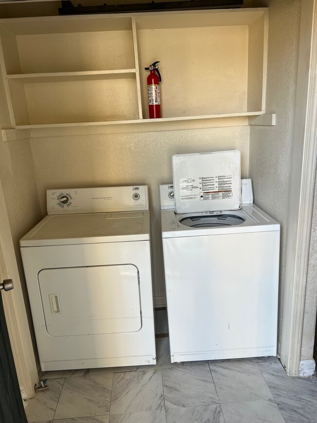 8100 Creekbend Dr in Houston, TX - Foto de edificio - Building Photo