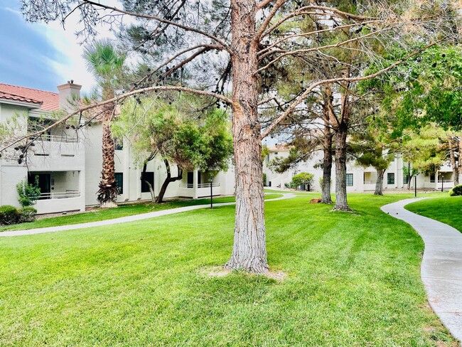 2611 S Durango Dr in Las Vegas, NV - Building Photo - Building Photo