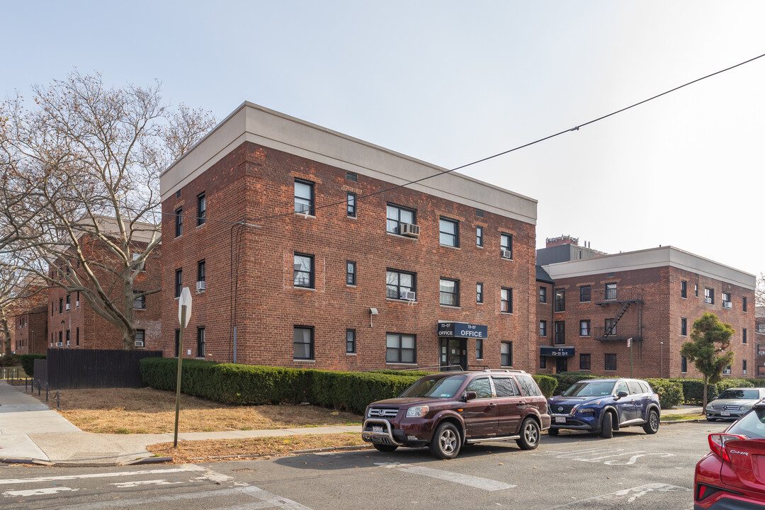 Kew Gardens Hills in Kew Gardens Hills, NY - Building Photo