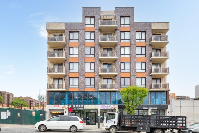 13812 Northern Blvd in Flushing, NY - Foto de edificio - Building Photo