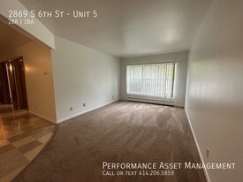 2869 S 6th St in Milwaukee, WI - Building Photo