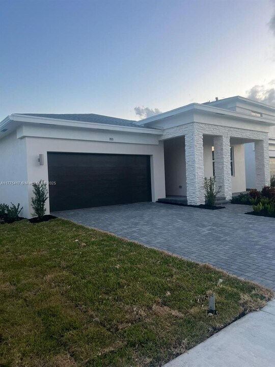 1933 Wandering Willow Wy in Westlake, FL - Building Photo