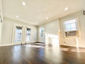 1756 N La Brea Ave in Los Angeles, CA - Building Photo - Building Photo