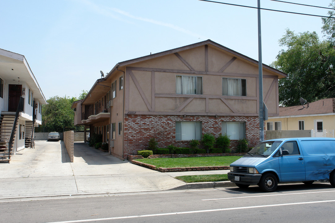 6850 Woodley Ave in Van Nuys, CA - Building Photo