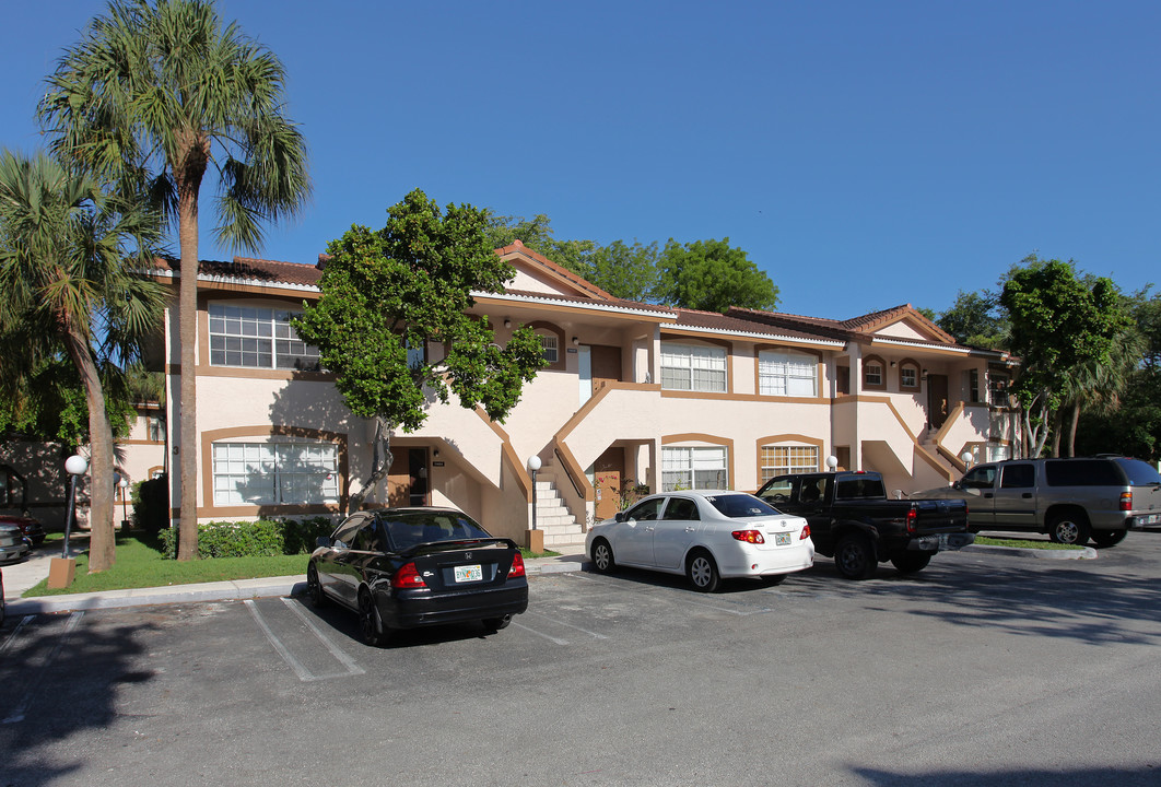 Coral Village Condominiums in Coral Springs, FL - Building Photo