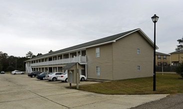 Town Villa Apartments I & II in Hattiesburg, MS - Foto de edificio - Building Photo