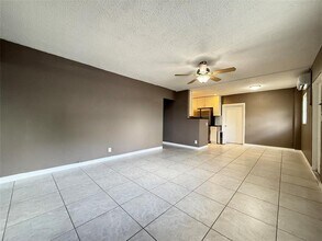 530 NE 34th Ct in Oakland Park, FL - Building Photo - Building Photo