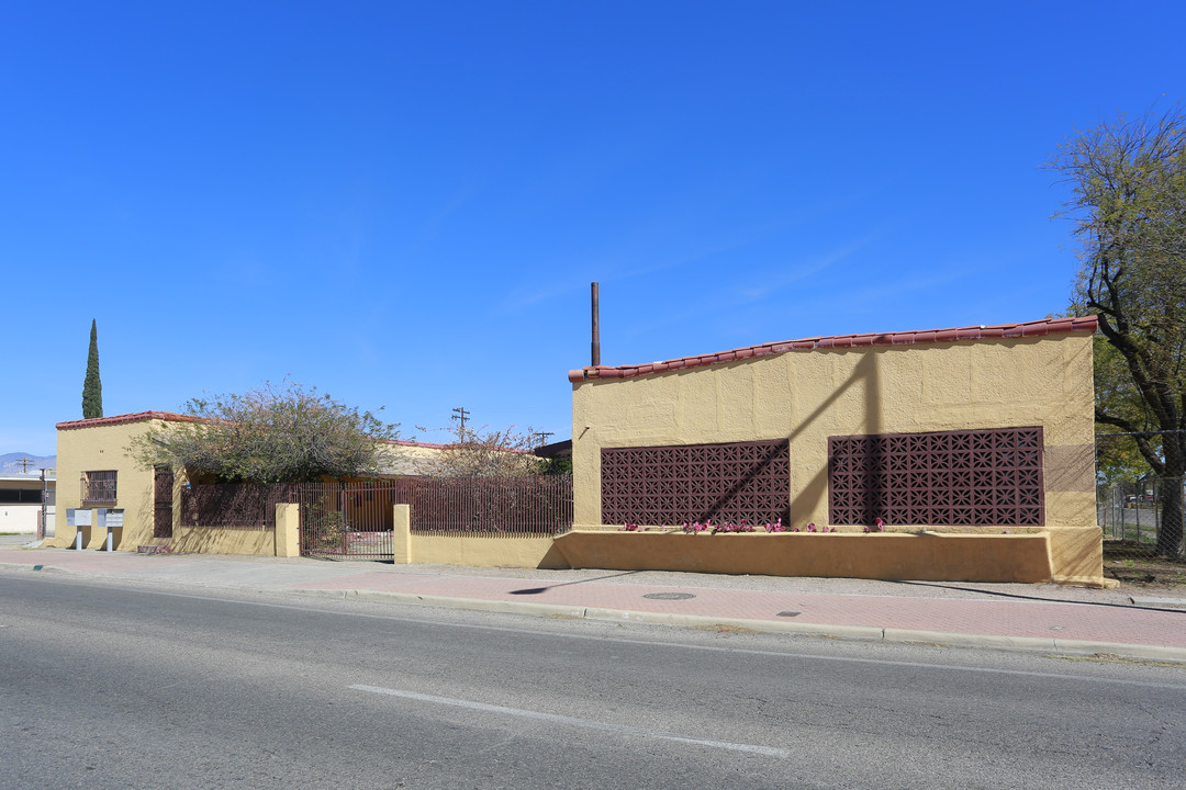 Bordon's Court in Tucson, AZ - Building Photo