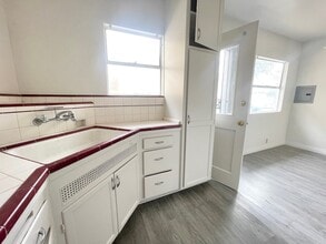 525 E Valencia Ave, Unit B in Burbank, CA - Foto de edificio - Building Photo